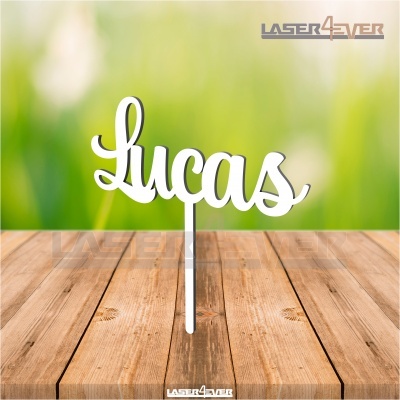 Topo de bolo decorativo com o nome 'Lucas' em branco