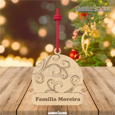 Ornamento de madeira com padrão e texto 'Família Moreira' com cordão vermelho para pendurar