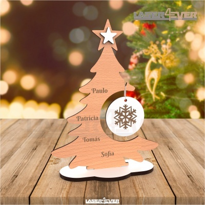 Árvore de Natal em madeira com nomes gravados e pendente com floco de neve