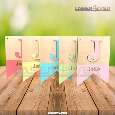 Bandeiras decorativas de madeira com a letra 'J' e nome João em cores pastel