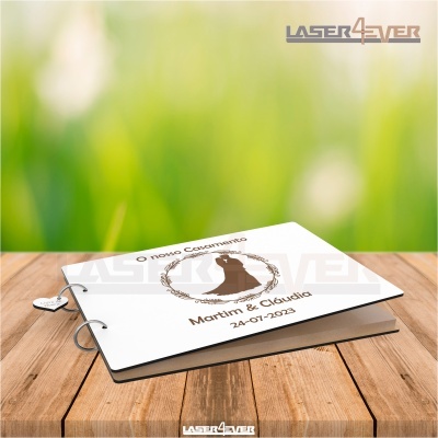 Livro de lembranças de casamento branco com texto e silhueta de noivos