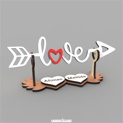 Objeto decorativo em formato de seta com palavra love e corações com nomes