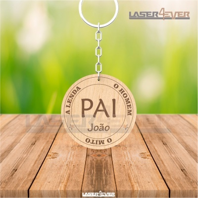 Porta-chaves redondo em madeira clara com texto gravado e corrente metálica