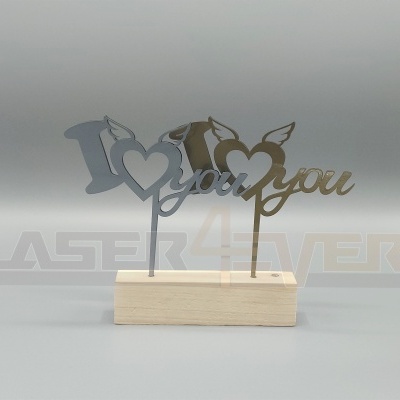 Decoração em madeira com palavras 'I love you' e corações em base de madeira