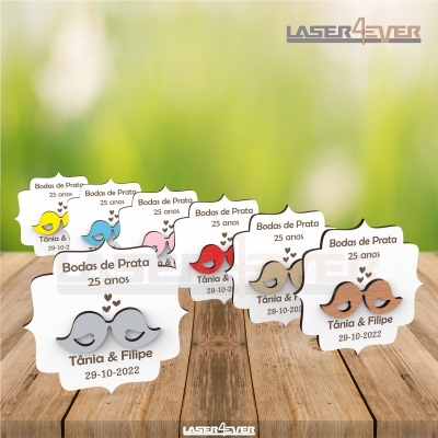 Marcadores de mesa com pássaros coloridos e texto para bodas de prata