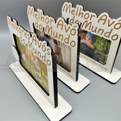 Três molduras de fotos com texto 'Melhor Avó do Mundo' em branco e castanho