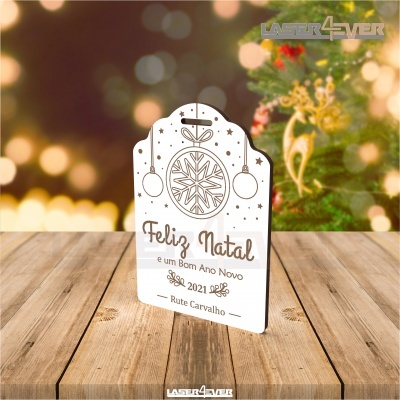 Cartão decorativo de Natal em madeira branca com texto gravado e fundo de árvore de Natal