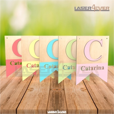 Bandeirolas de madeira coloridas com a letra C e o nome Catarina