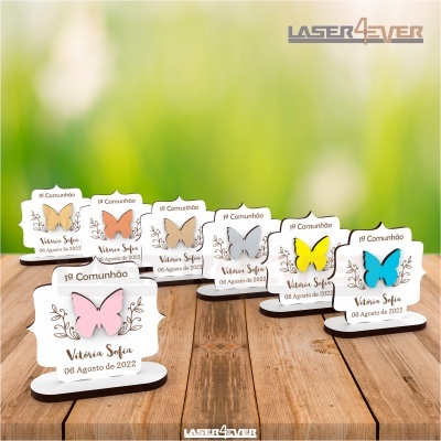 Lembranças de madeira para 1ª Comunhão com borboletas coloridas e nome impresso