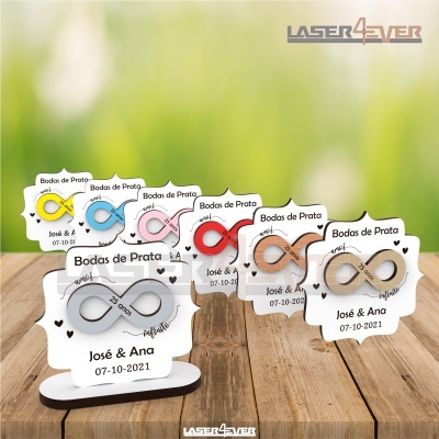 Figuras de infinito decorativas em madeira colorida sobre bases brancas com texto de bodas de prata, sobre madeira