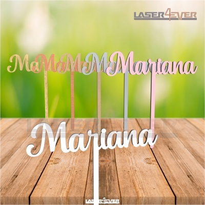 Toppers para bolo de madeira com o nome Mariana em várias cores sobre mesa de madeira
