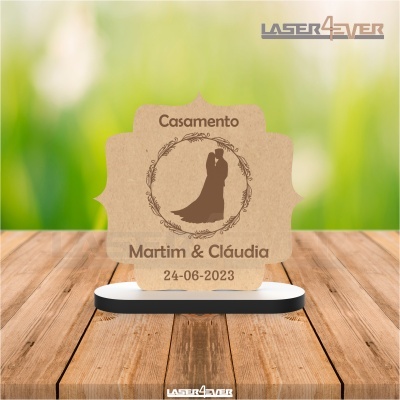Convite de casamento em madeira com texto e silhueta de casal