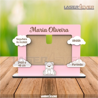 Moldura de fotografia rosa para bebé com nome e detalhes em nuvens brancas