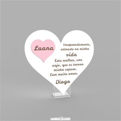 Placa decorativa em forma de coração com texto personalizado