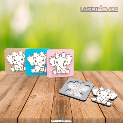 Molduras quadradas coloridas com desenho de elefante branco sobre mesa de madeira e fundo verde desfocado