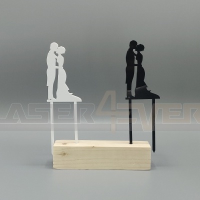 Dois marcadores de bolos de acrílico em forma de casal em pose de beijo