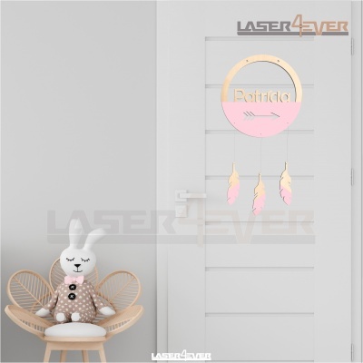 Decoração de porta com mandala em acrílico rosa e dourado, nome Patrícia, porta branca, cadeira com coelho de peluche