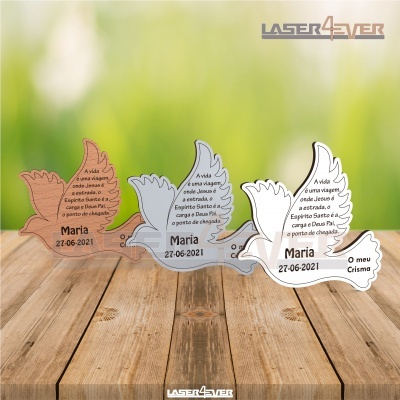 Três troféus em forma de pomba em madeira clara, cinzenta e branca com texto gravado em português