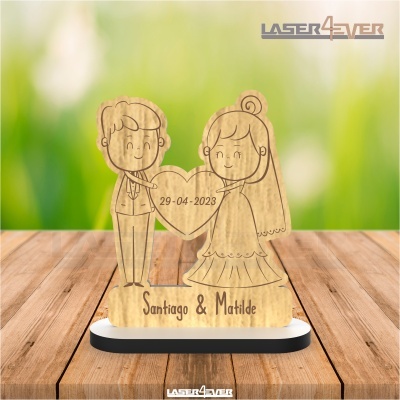 Figura decorativa em madeira de casal de noivos com coração e data gravada