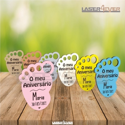 Placas decorativas em forma de pés coloridos com texto de aniversário