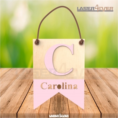 Painel decorativo de madeira com letra C rosa e texto Carolina