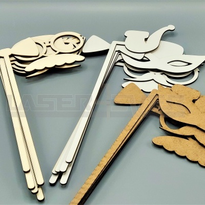 Adereços de festa em papel reciclado com varas de madeira em fundo cinzento