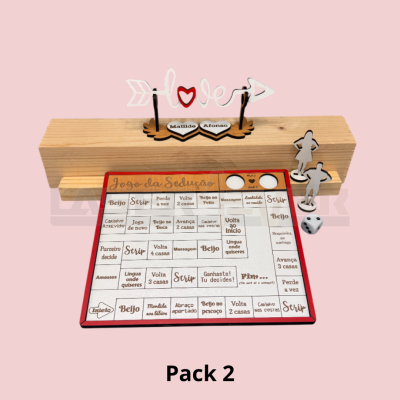 Jogo da Sedução com tabuleiro, peças metálicas em forma de casal, dado branco e base de madeira com texto decorativo