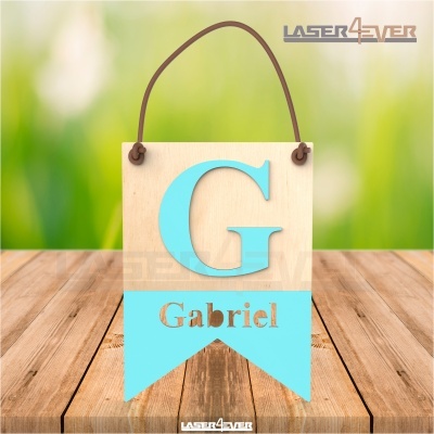 Painel decorativo de madeira com letra G azul e nome Gabriel