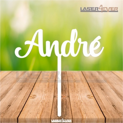 Topo de bolo acrílico branco com nome André sobre mesa de madeira