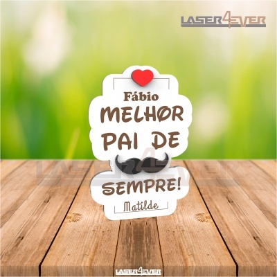 Placa decorativa com texto e coração vermelho sobre superfície de madeira