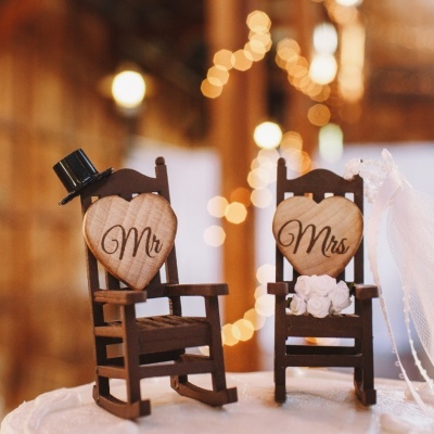 Duas cadeiras de madeira decorativas com corações 