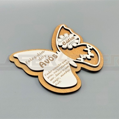 Produto decorativo em forma de borboleta com texto em madeira clara