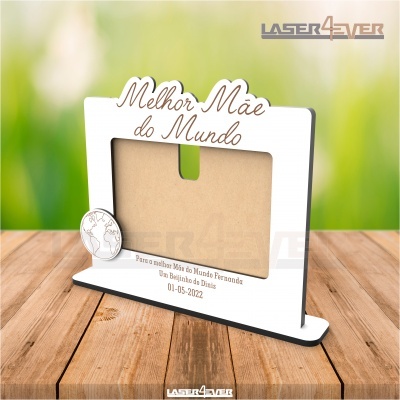 Porta-fotos branco em madeira com texto 