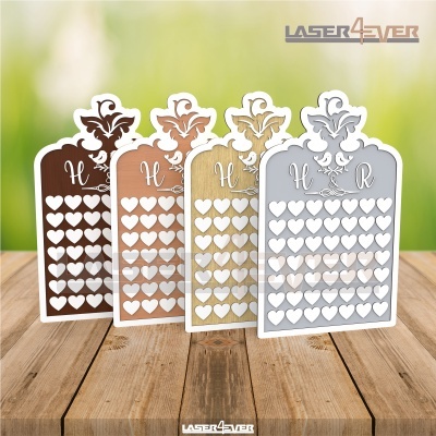 Quadros decorativos de madeira com iniciais e corações recortados