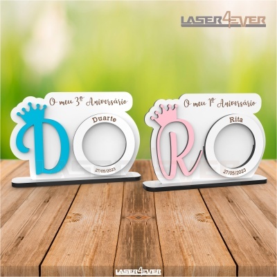 Dois porta-fotografias com letras e coroas coloridas para aniversários