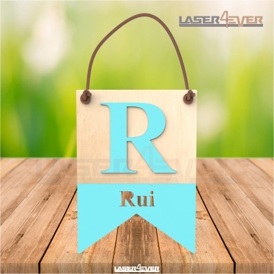 Placa decorativa de madeira com letra R azul e nome Rui pendurada