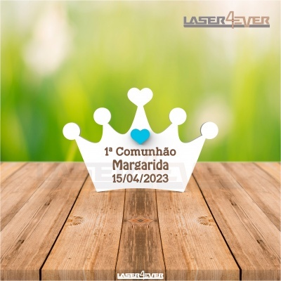 Adereço coroa branca com texto 1ª Comunhão Margarida e data