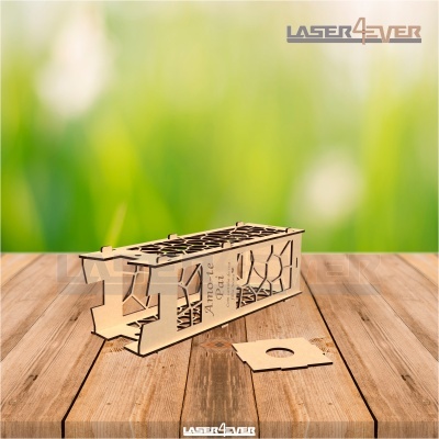 Suporte de madeira com recortes geométricos sobre mesa de madeira