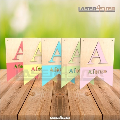 Cinco painéis de madeira com letras coloridas e o nome Afonso