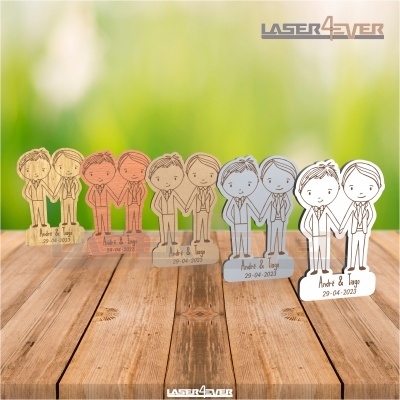 Seis estatuetas de casal de noivos em diferentes tons de madeira com data gravada, sobre madeira, fundo natureza