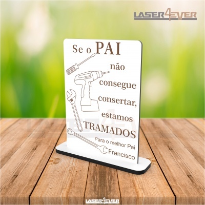 Plaquinha de madeira branca com texto e imagens de ferramentas sobre mesa de madeira