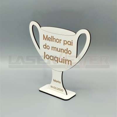 Taça troféu decorativa branca com inscrições castanhas para pai