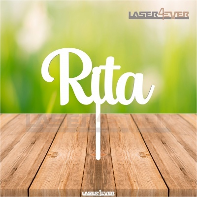 Topo de bolo com nome 'Rita' em acrílico branco sobre madeira