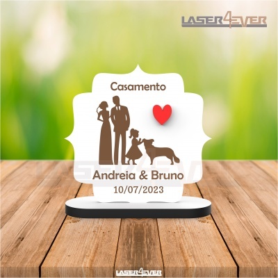 Placa decorativa de casamento em acrílico branco com texto e silhuetas castanhas e vermelho