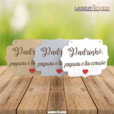 Placas decorativas com mensagem para padrinho em diferentes cores sobre madeira