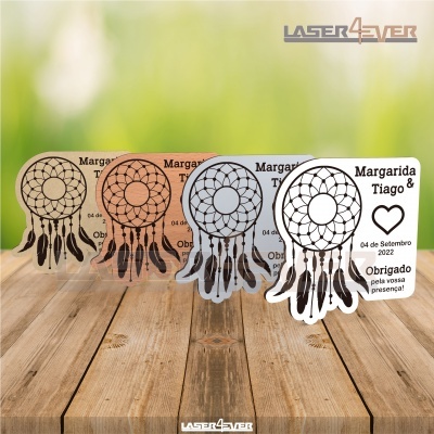 Convites em cartão em forma de filtro dos sonhos em cores variadas com texto em preto sobre madeira e fundo desfocado