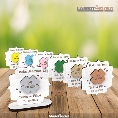Lembranças de bodas de prata de madeira com texto gravado em várias cores
