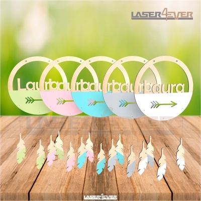 Decorações penduradas em forma de círculo com nome Laura em várias cores pastel e penas pendentes.