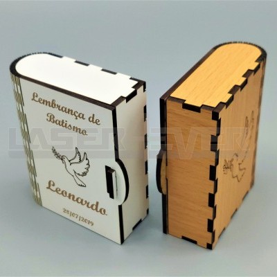 Duas caixas de madeira branca e natural com gravação a laser para lembrança de batismo