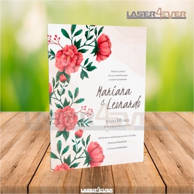 Convite de casamento com flores vermelhas e texto em português